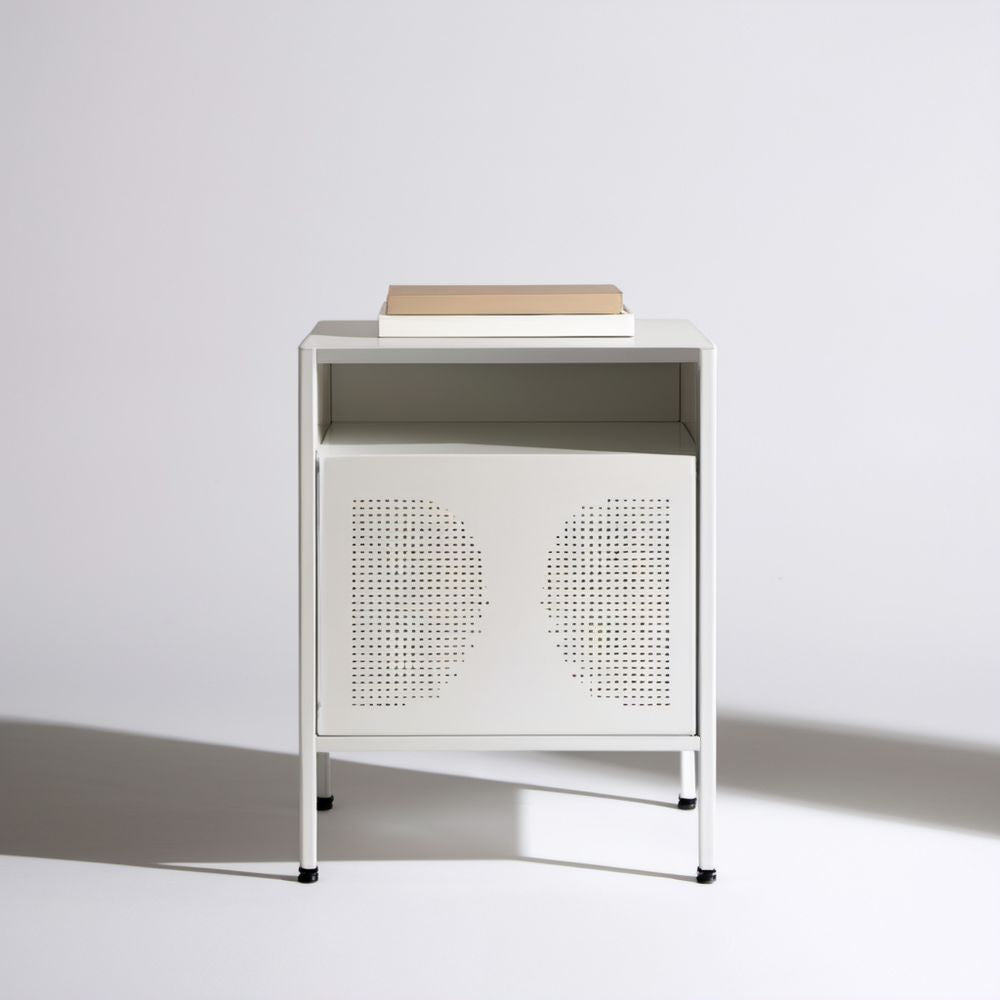 Biała metalowa szafka nocna 45 x 35 x 65 cm z półką i perforowanymi drzwiczkami